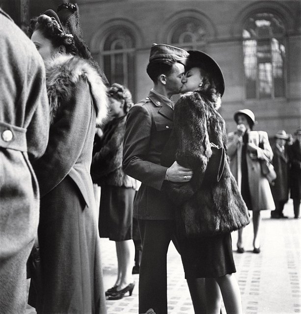 Фото Девушка целует парня на прощание, провожая на войну