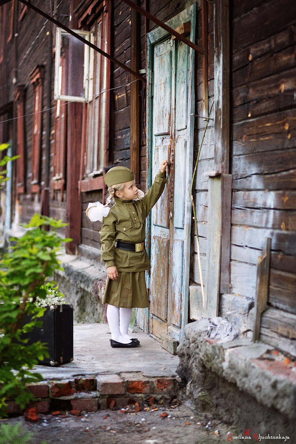 Фото Девочка в военной форме стучится в дверь, фотограф Светлана Ключинская
