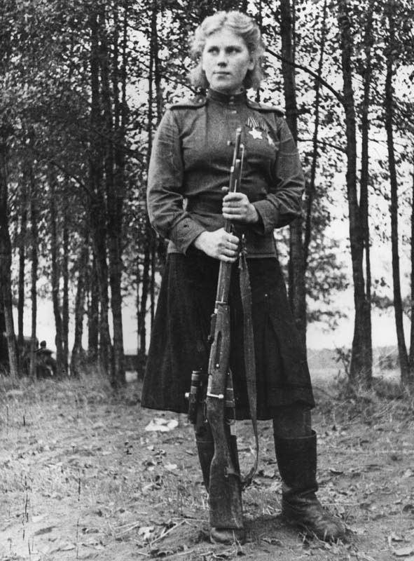 Фото Снайпер Роза Шанина со своей винтовкой, 1944 г, фотограф А. Н. Фридлянский
