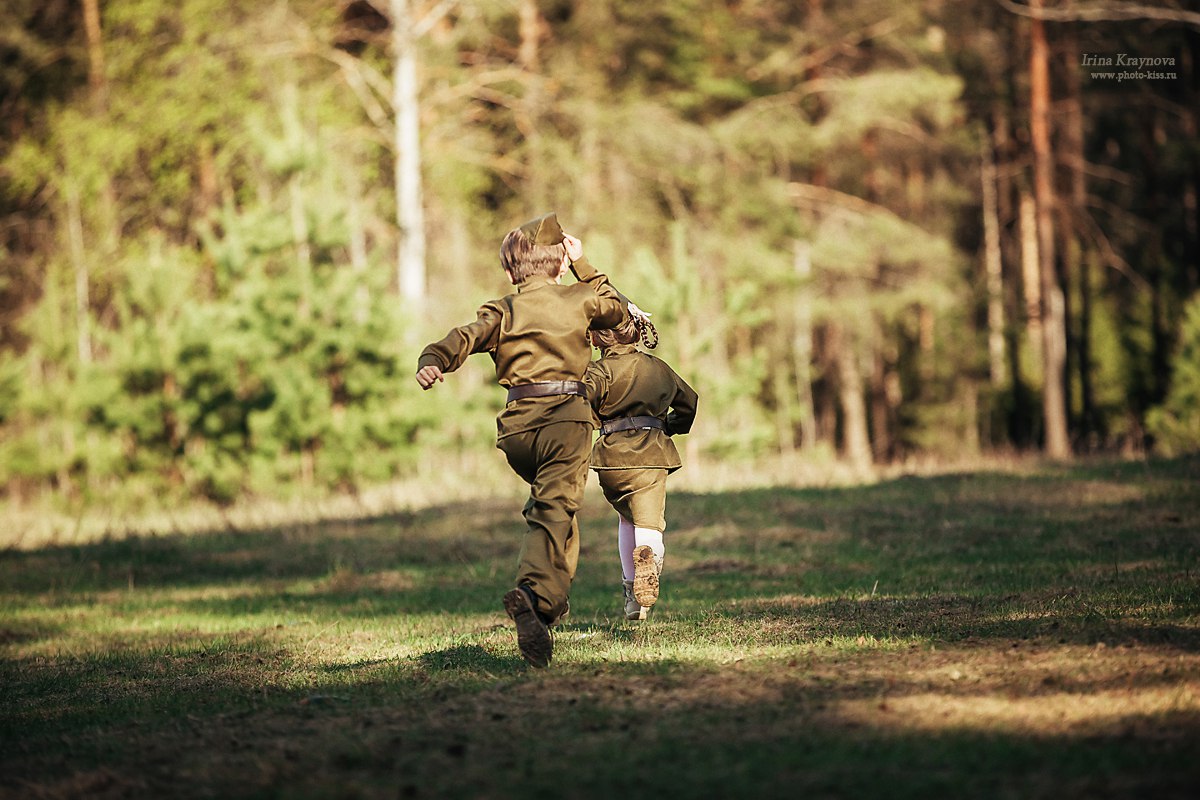 Фото Мальчик и девочка в военной форме, мальчик бежит за девочкой, фотограф Ирина Крайнова
