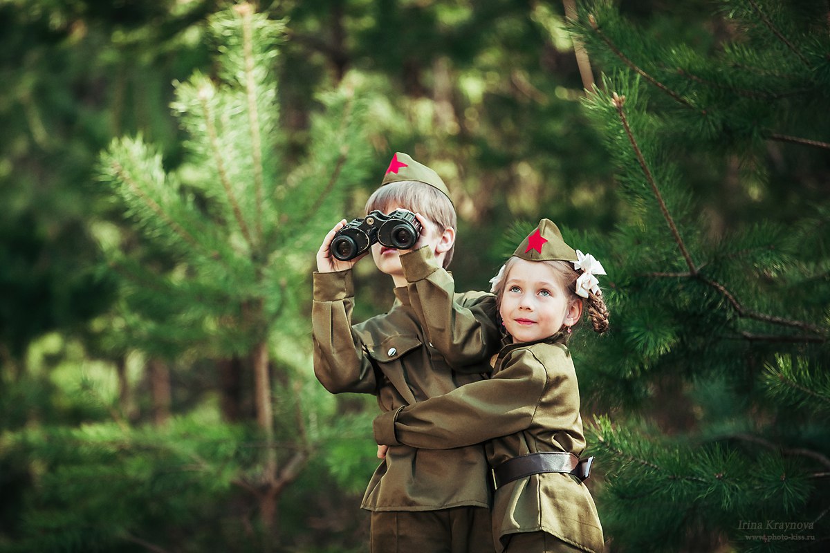 Идеи фото на 23 февраля. Детская фотосессия в военной форме. Малыш в военной форме. Мальчик и девочка в военной форме. Фотосессия Военная тематика.