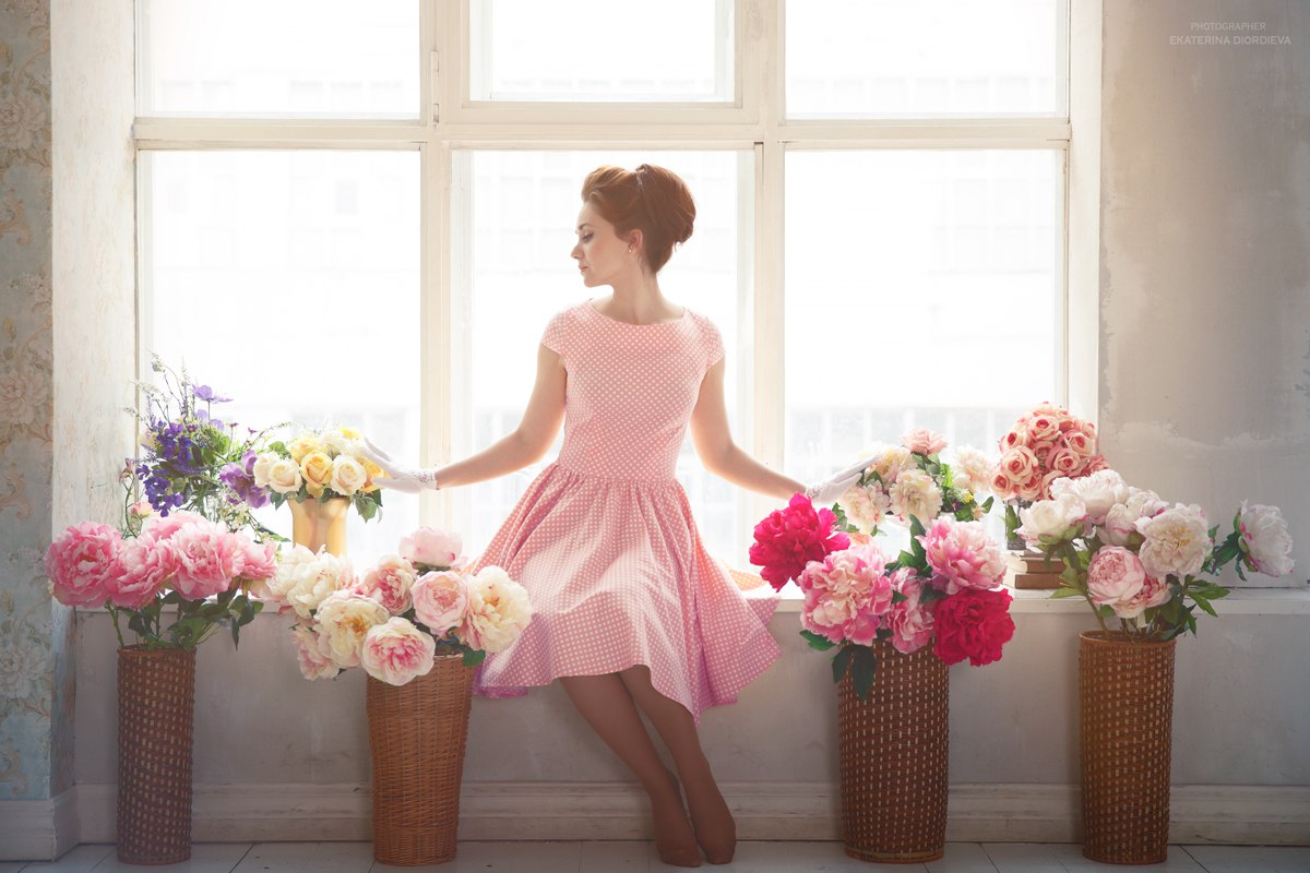 Женщина в розовом платье
