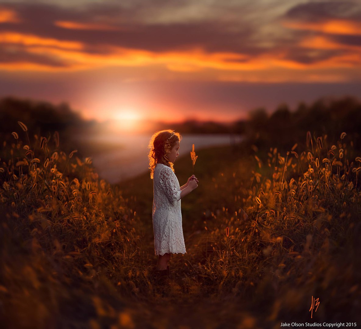 Фото Девочка стоит в поле на фоне заката, by Jake Olson