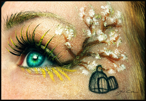 Фото Девушка с ярким макияжем, изображающим ветку сакуры и клетку