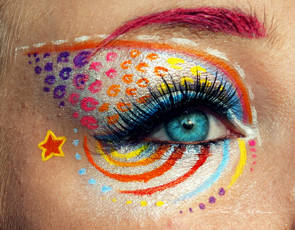 Фото Цветной мейк ап глаз у девушки, с цветными пятнами и полосами
