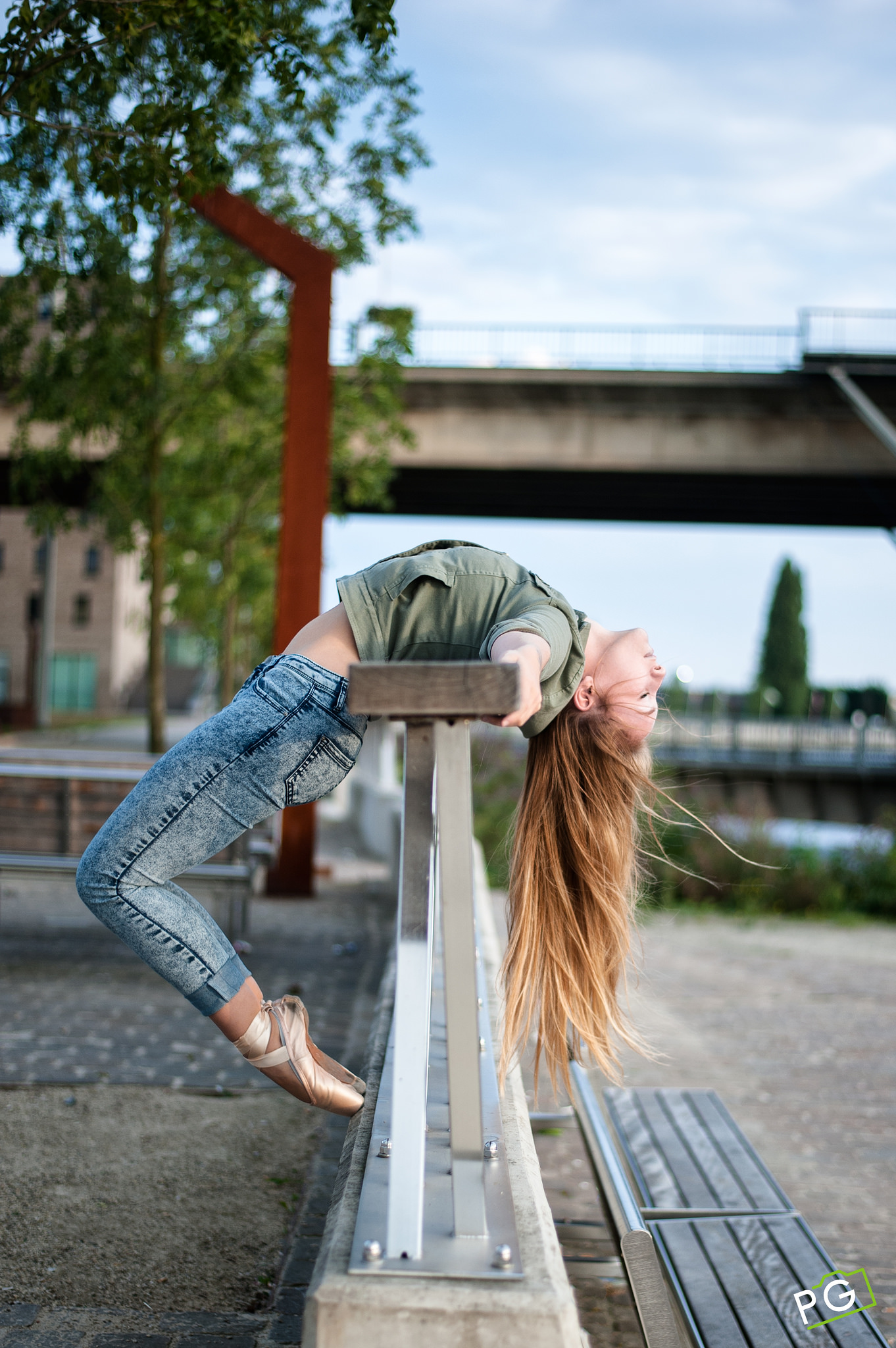 5 стоящего на мосту. Девушка на мосту. Фотосессия на мосту. Мостик девочки. Девушка на мостике.