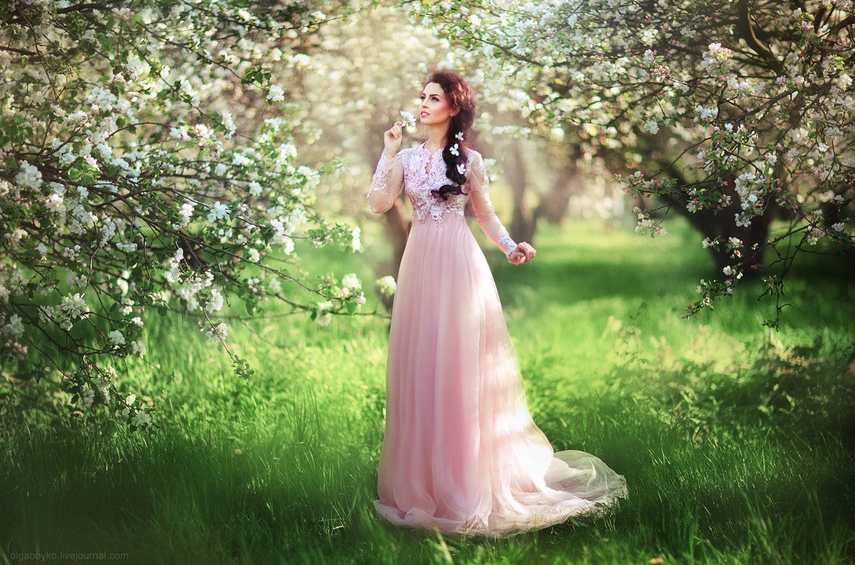 Фото Девушка в розовом платье стоит в окружении цветущих деревьев, фотограф Ольга Бойко