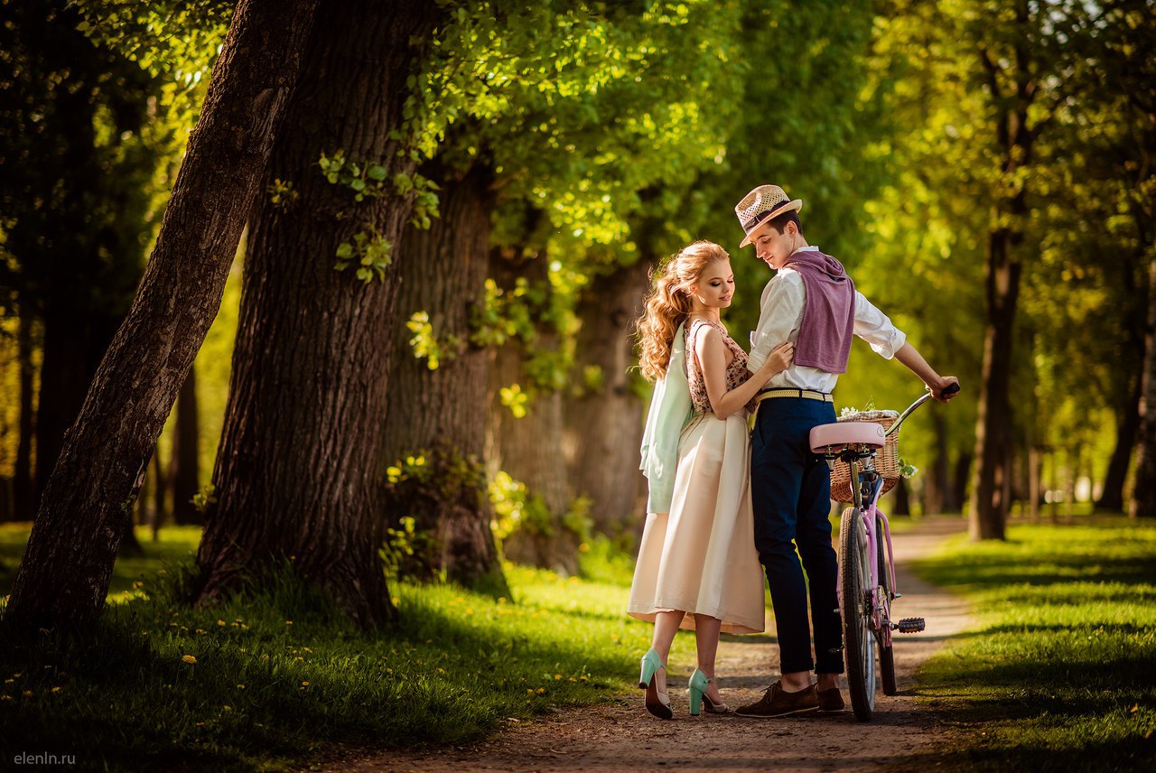 Фото Мужчина с девушкой стоят с велосипедом около деревьев, фотограф Лена Смирнова