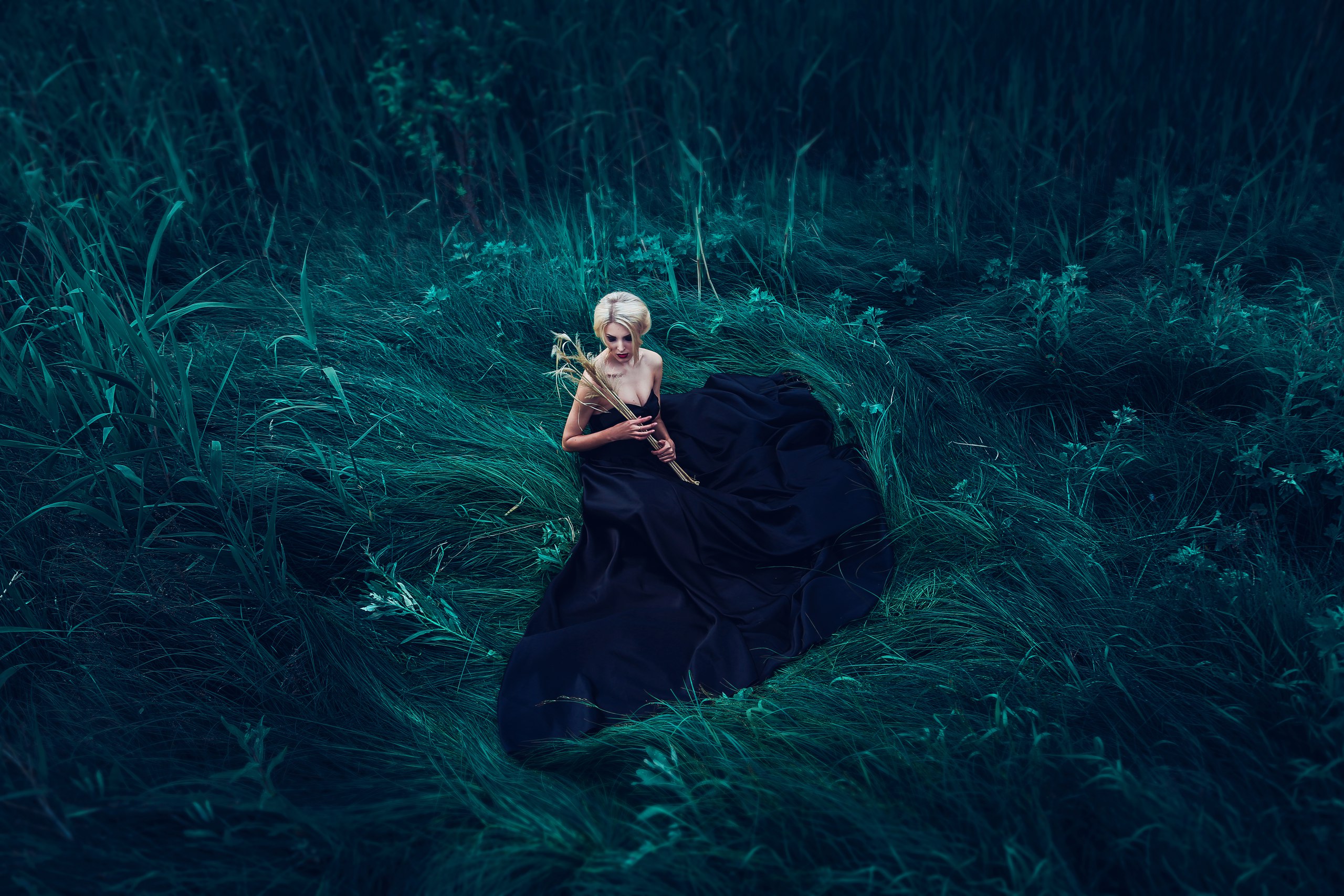 Фото Оля Гедз сидит в траве в черном платье, фотограф Анна Назарьева