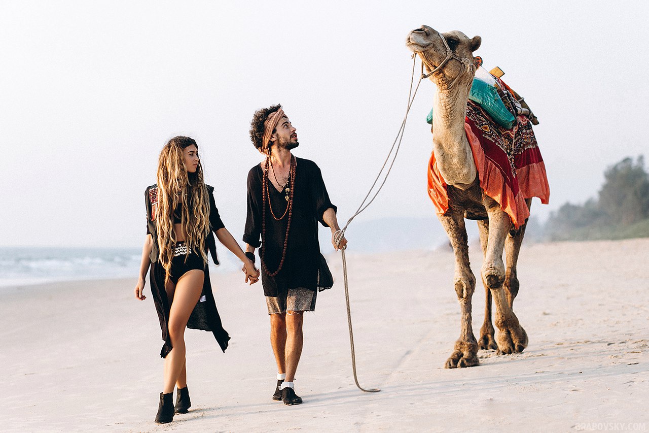 Фото Мужчина с девушкой идут по берегу моря с верблюдом, фотограф Артур Грабовский