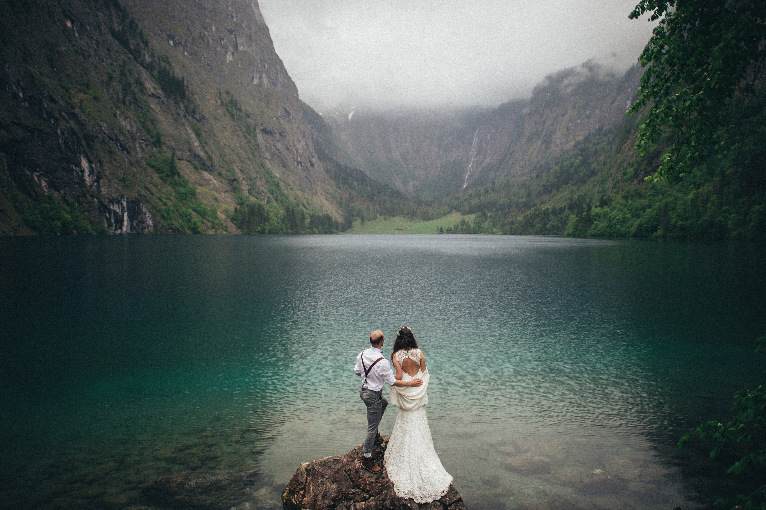 Фото Девушка с мужчиной стоят около озера смотря на горы, фотограф Александр Ладанивский