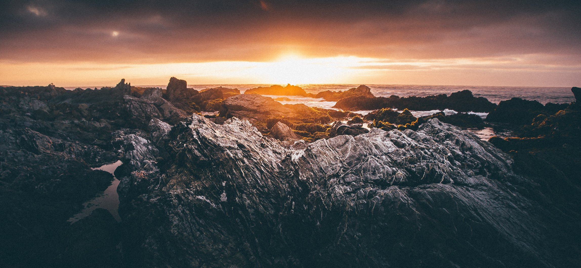 Фото Каменистый берег моря на фоне заката, by Wladimir Jara Salazar
