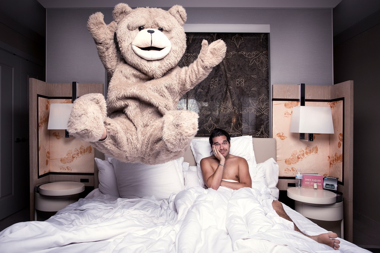 Фото Мужчина лежит в постели с большим медведем, by Grayson Burger