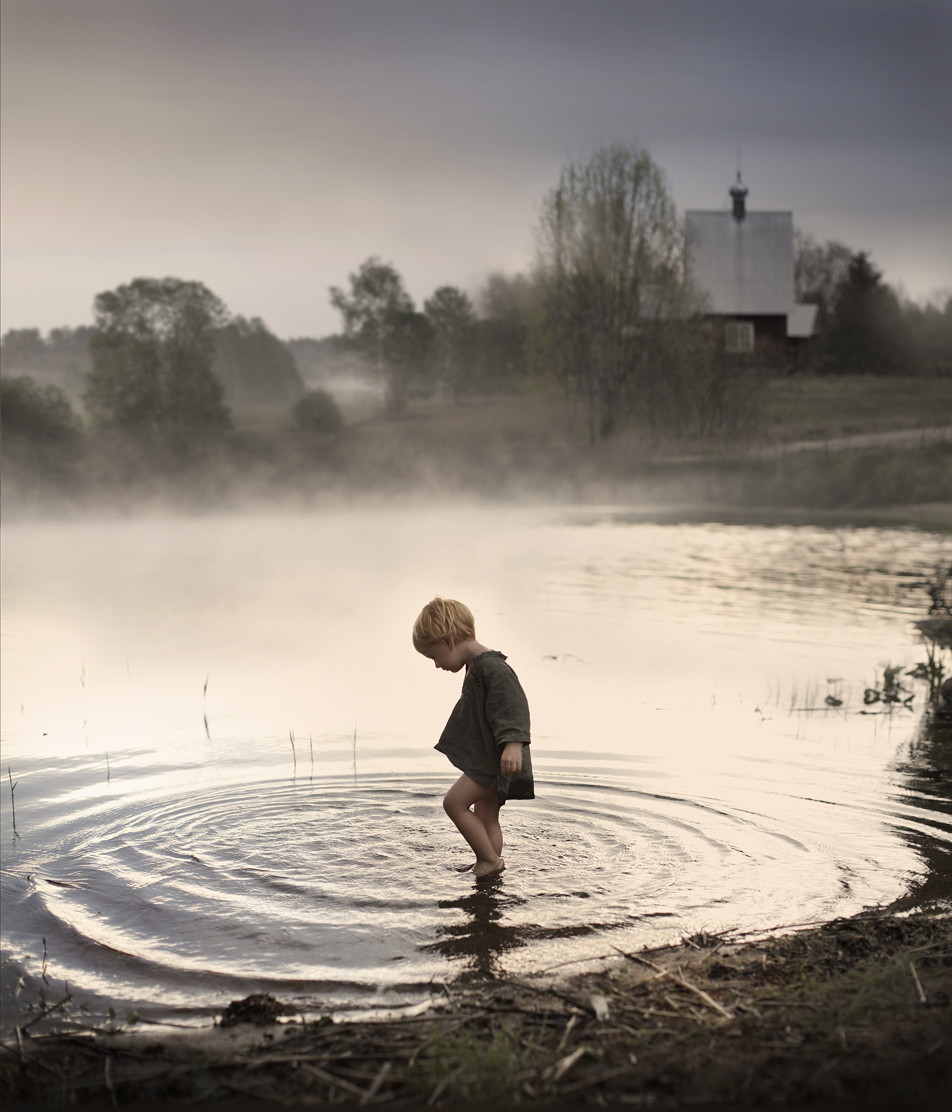 Фото Мальчик пробует воду в небольшой речке, фотограф Елена Шумилова