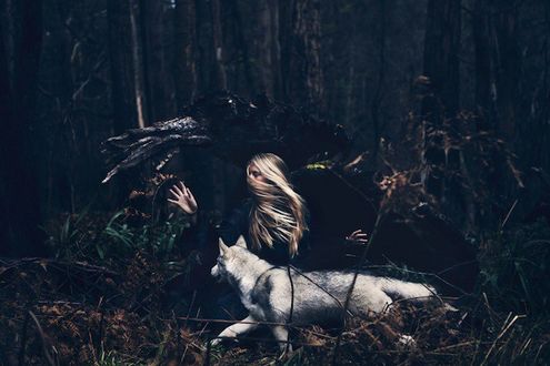 Девушка в обнимку с волком фото
