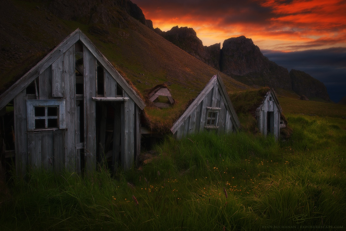 Фото Заброшенные деревянные дома, поросшие травой, фотограф Ryan Buchanan