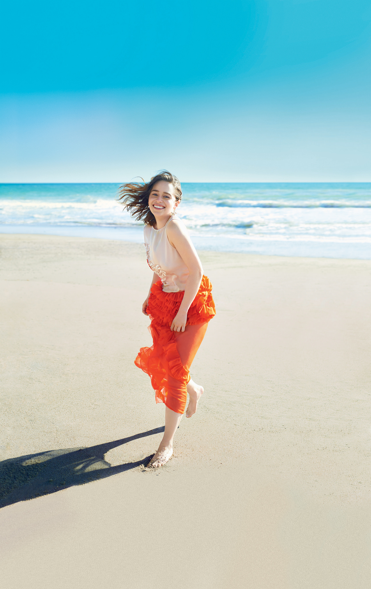 Фото Актриса Emilia Clarke / Эмилия Кларк, известная по роли Dayeneris Targaryen / Дайенерис Таргариен гуляет по пляжу, на берегу моря