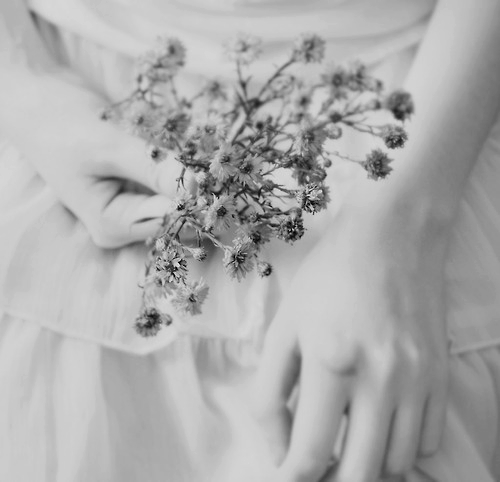 Фото В руках девушки цветы