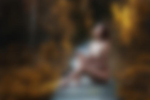 Фото Обнаженная девушка сидит на деревянной дорожке, фотограф Riddler Oo