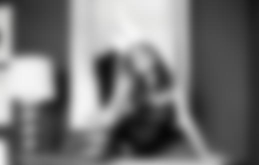 Фото Актриса Phoebe Tonkin / Фиби Тонкин с заячьими ушками сидит на комоде, фотосессия для Maniac Magazine