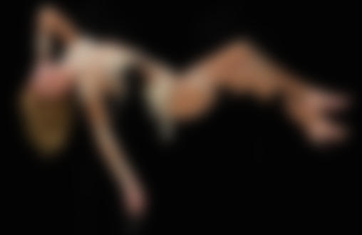 Фото Стройная блондинка в просвечивающей одежде висит в воздухе, поддерживаемая руками в черных перчатках, фотограф Bela Borsodi