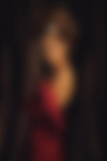 Фото Девушка в красном платье с оголенной спиной и оригинальной прической, by tdum