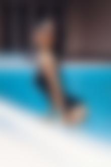 Фото Девушка в купальнике и солнцезащитных очках в бассейне, фотограф Дмитрий Туманин