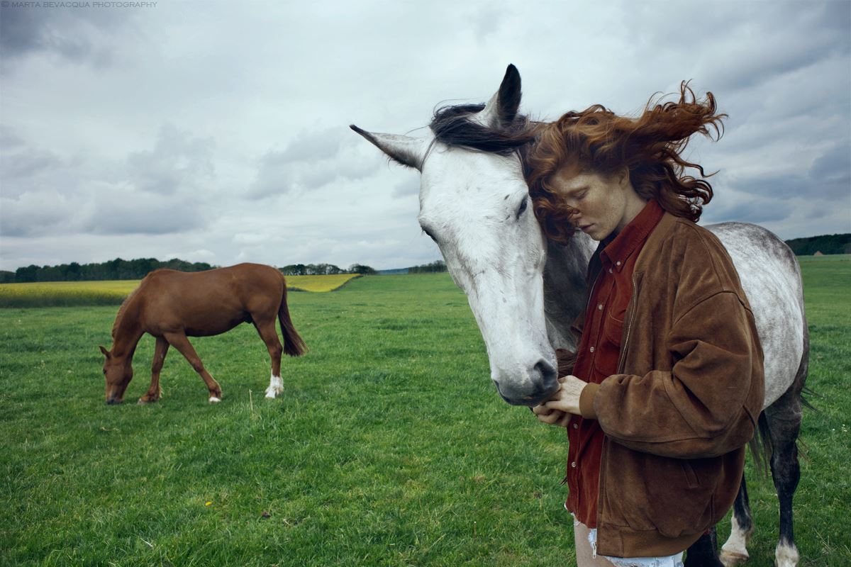 Фото Девушка стоит рядом с лошадью, by M0THart