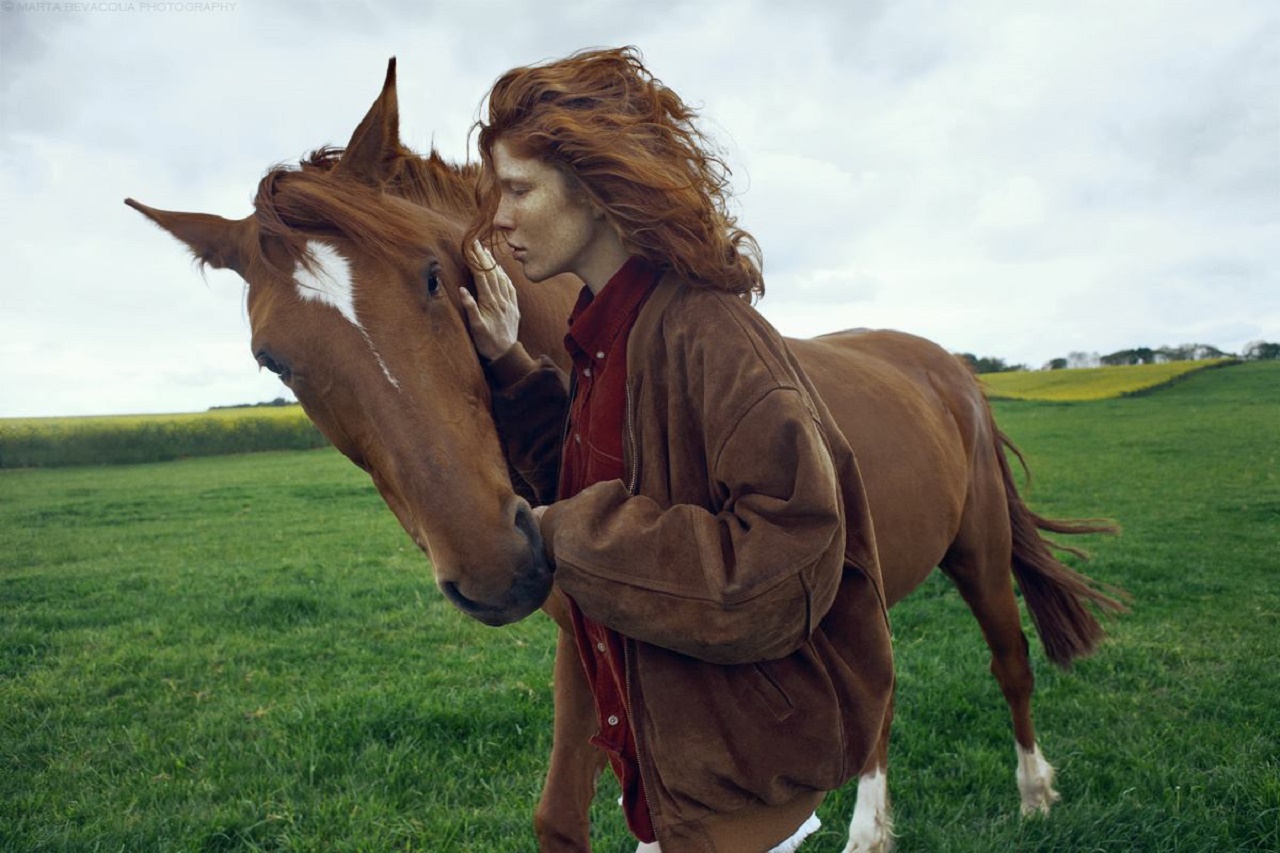 Фото Девушка стоит рядом с лошадью, by M0THart