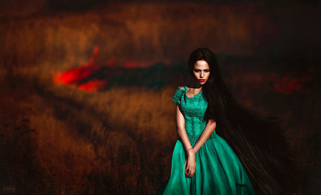 Фото Девушка с темными длинными волосами в изумрудно-зеленом длинном платье на размытом фоне, фотограф Светлана Беляева