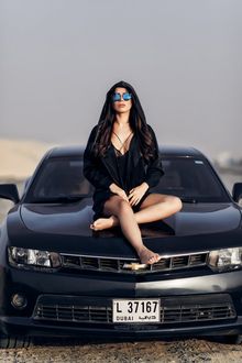 laski-devushek-devki-na-kapote-avto-foto-kak-bolshie-chleni