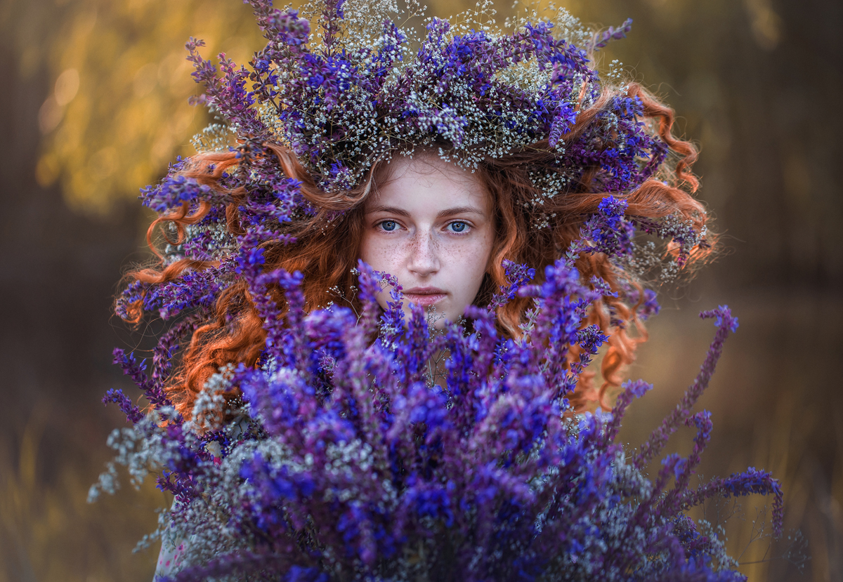 Девушка в венке из полевых цветов и с букетом в руках, фотограф Ратушнова-Осинцева Арина