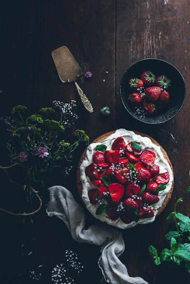 Фото Пирог с клубникой, цветы на столе, тарелка с клубникой