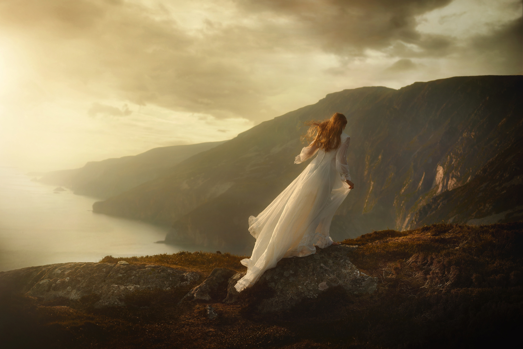 Девушка в платье горы