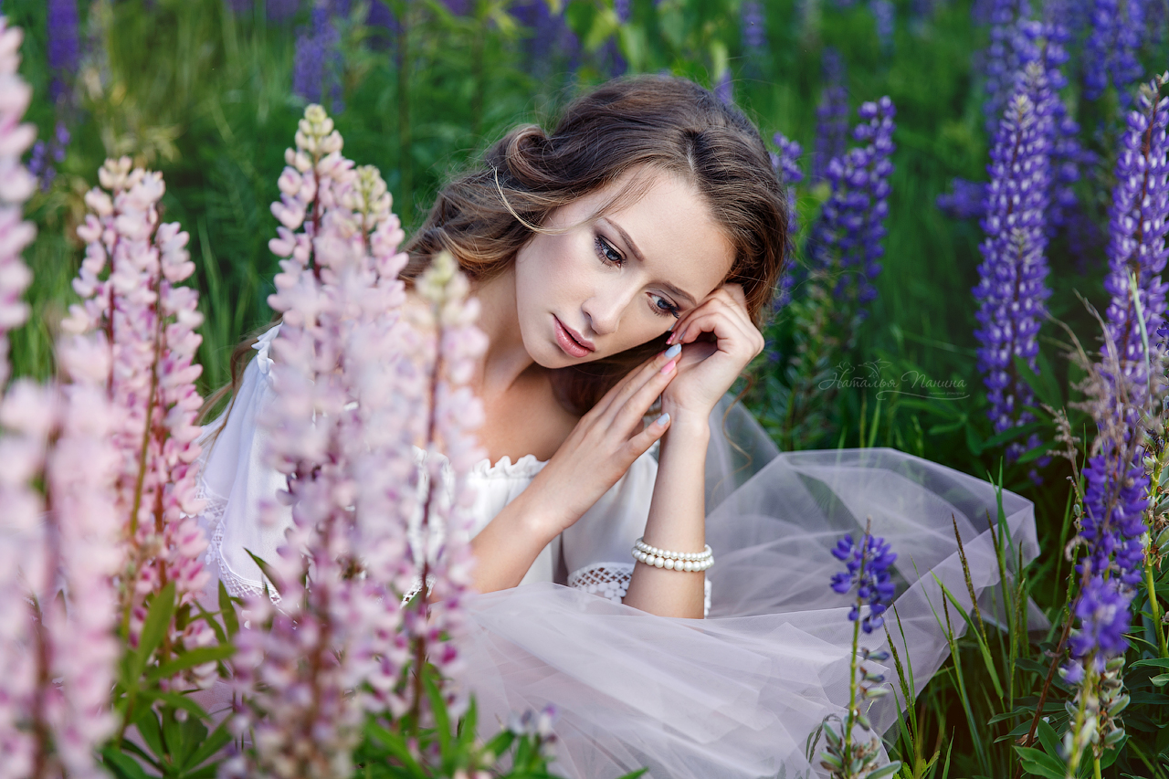 Девушка в поле люпинов, работа легкий ветерок французских полей, фотограф Панина Наталья
