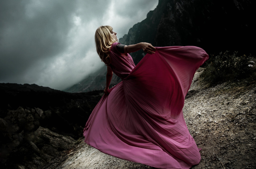 Фото Девушка в розовом платье стоит на фоне природы, by IrinaJoanne