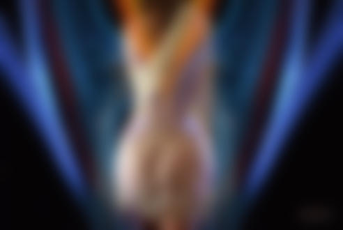 Фото Обнаженная девушка, завернутая в ткань, окутана разноцветными лазерными лучами, работа Сетевой ангел фотографа ssxss