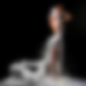Фото Обнаженная девушка выливает на себя молоко из кувшина, которое на ней превращается в волшебное платье, работа Andrey Razumovsky / Андрея Разумовского
