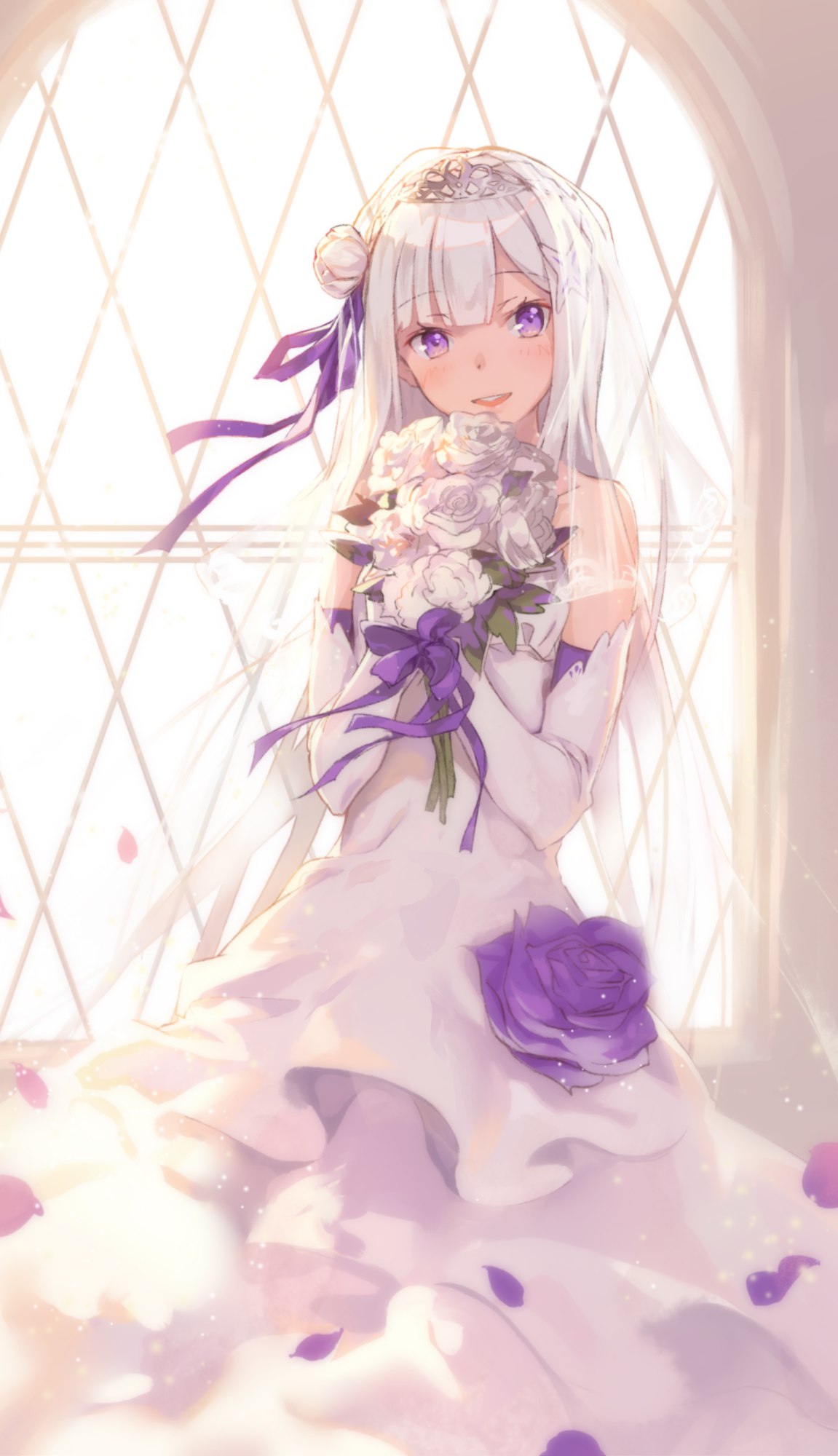 Фото Эмилия / Emilia из аниме Re: Жизнь в альтернативном мире с нуля / Re:  Zero kara Hajimeru Isekai Seikatsu в прекрасном свадебном платье с  фиолетовыми розами, со свадебным букетом белых роз