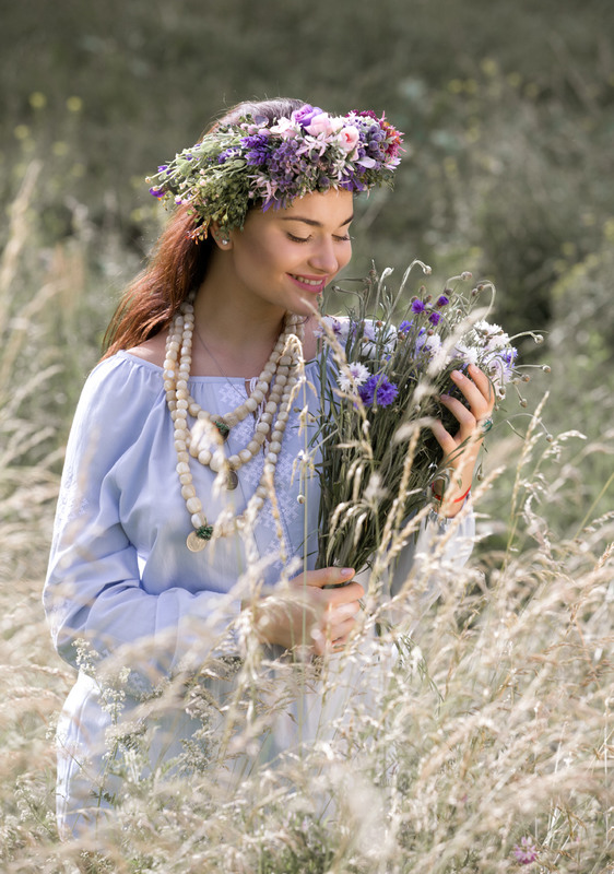 Девушка в венке с букетом полевых цветов, фотограф Владимир Козюк