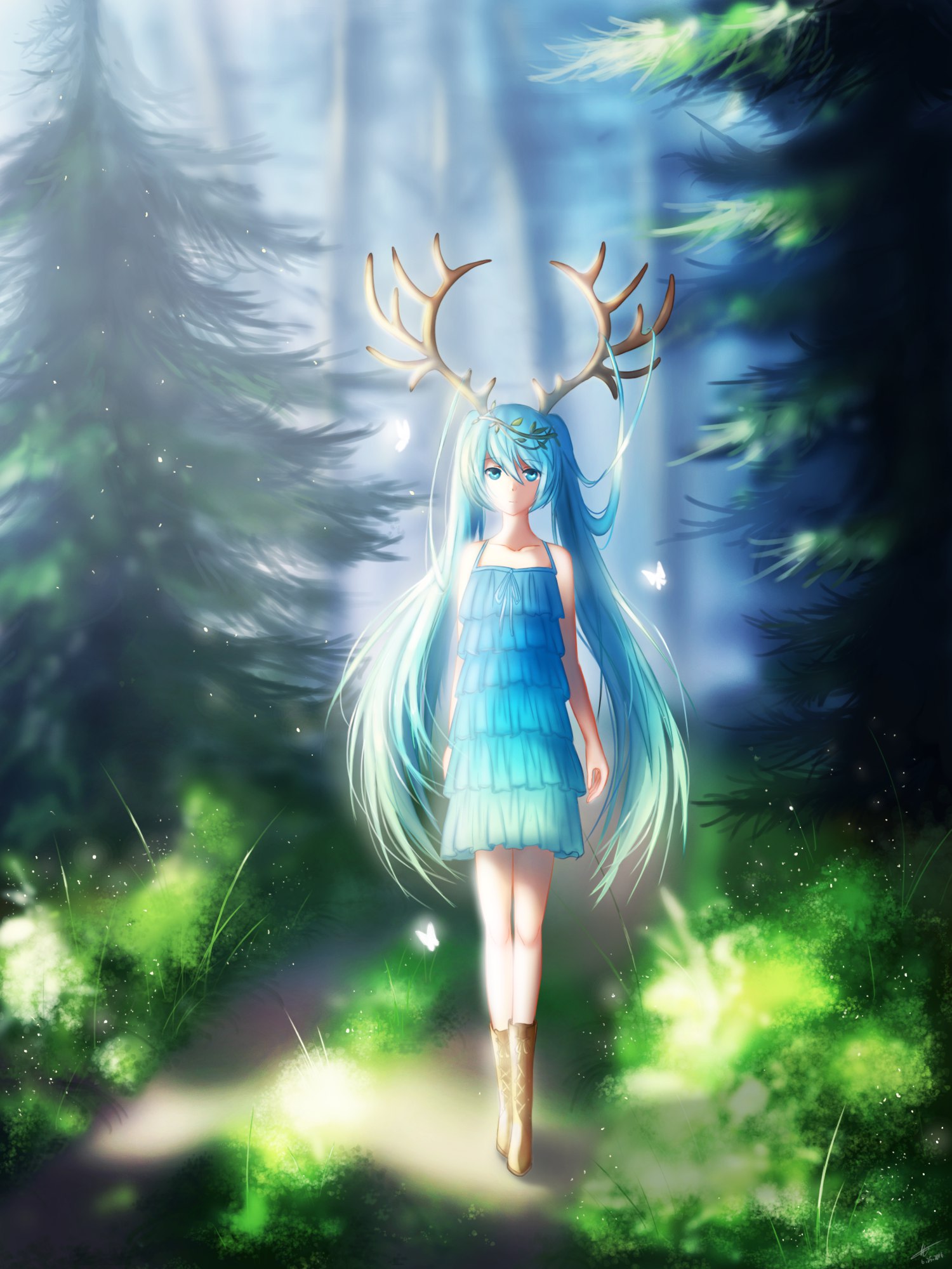 Фото Vocaloid Hatsune Miku / Вокалоид Хацунэ Мику в голубом платьице, с оленьими рогами на голове, идет по тропинке в лесу, вокруг нее порхают светящиеся белые бабочки