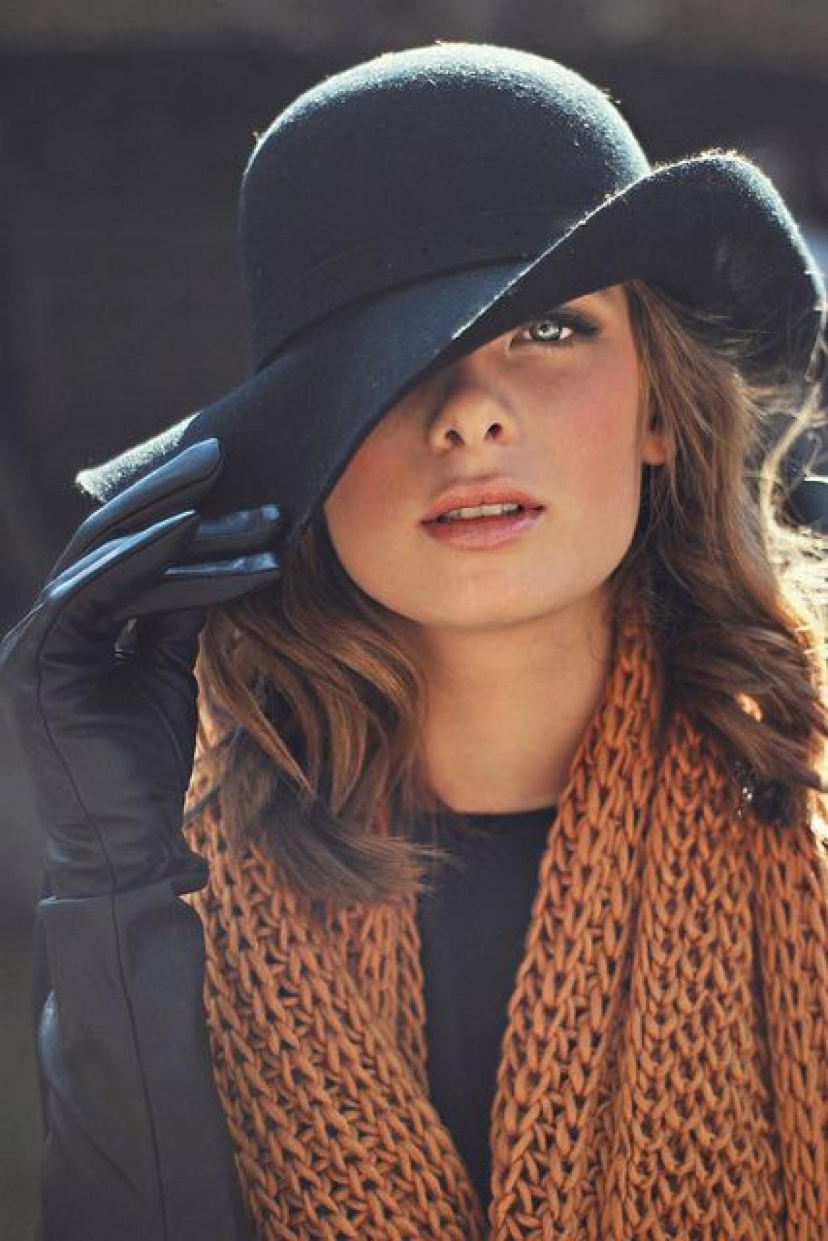 Фото Девушка в шляпе, перчатках и шарфе