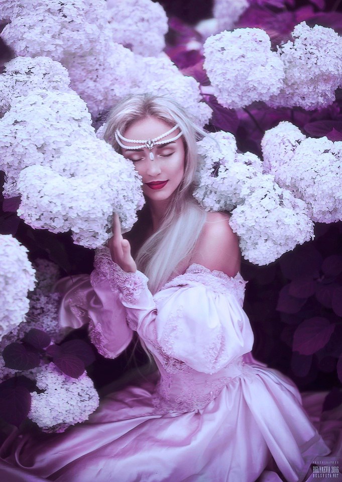 Фото Девушка с украшением на голове сидит у куста цветов, фотограф Светлана Беляева