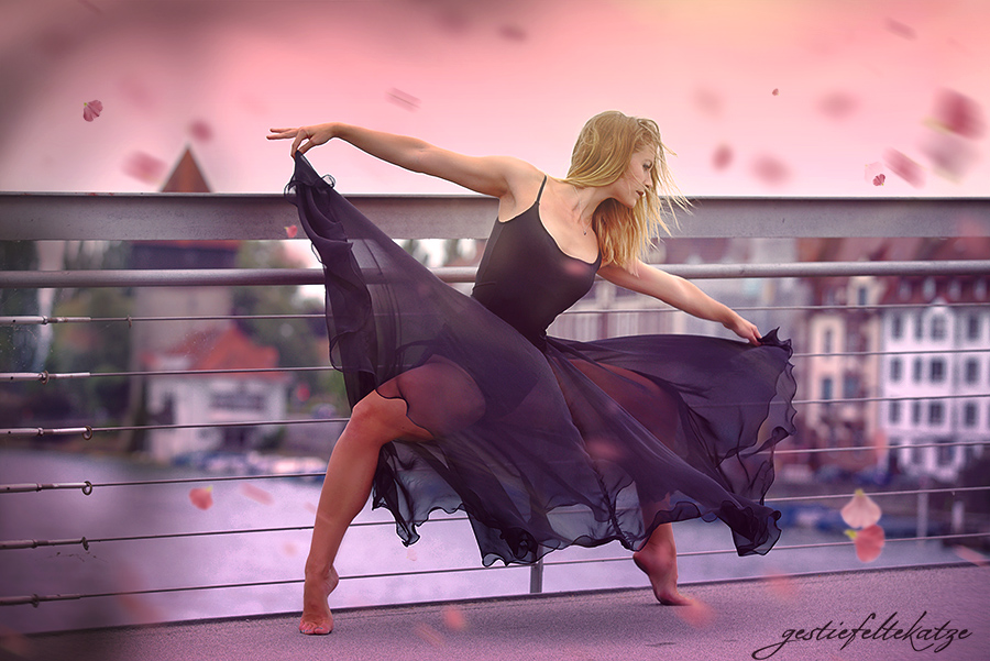 Фото Девушка в танце на городской улице By Gestiefeltekatze