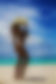Фото Обнаженная девушка в шляпе стоит на пляже, by Vitaly-Sokol