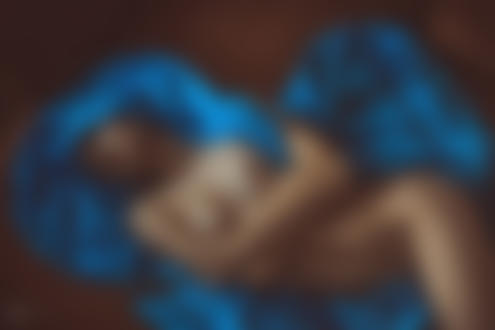 Фото Обнаженная девушка с голубой тканью лежит на полу, by DanHecho