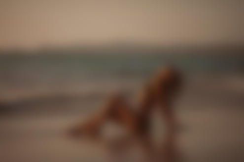 Фото Девушка в купальнике сидит на песке, фотограф Виктор Кононский
