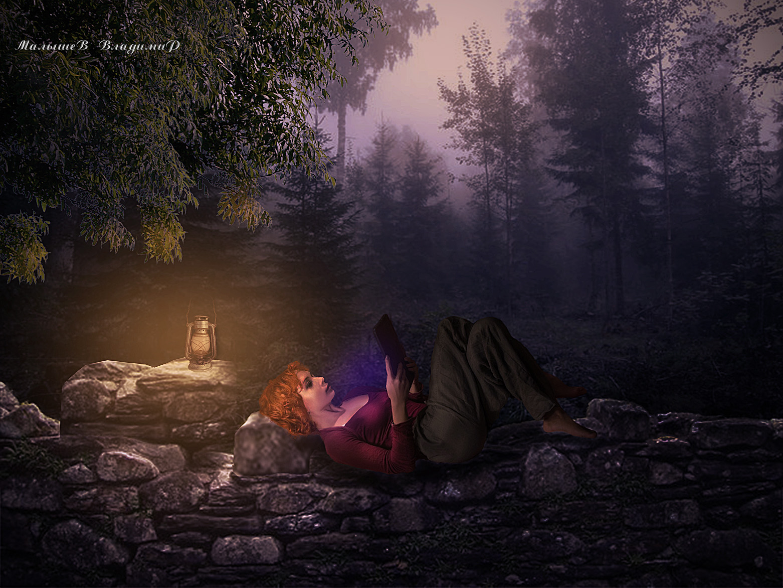 Фото Вечером, лежа на каменной стене, девушка читает электронную книгу под свет керосиновой лампы, фотограф Малышев Владимир