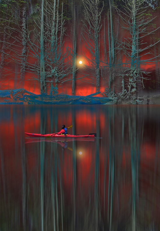Фото Девушка плывет по речке на байдарке, на фоне леса, с заходящим Солнцем, by PETER HOLME