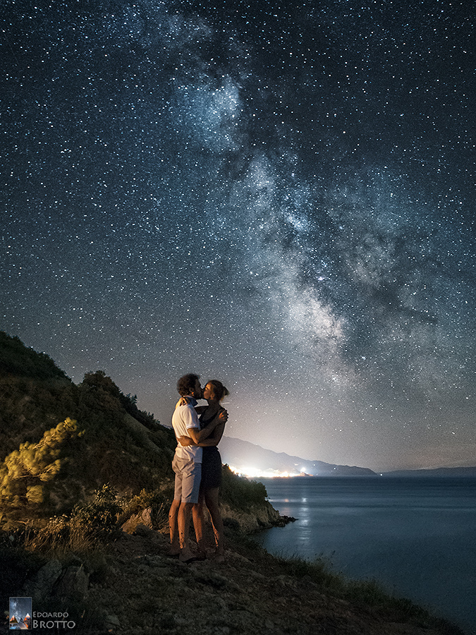 Фото девушки смотрящей на звездное небо